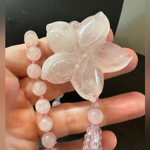 Solid rose quartz beaded and carved flower pendant necklace! - Picture 4 of 11